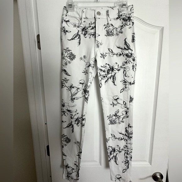 White House Black Market Denim - WHBM BRAND NEW Floral Print “The Skinny Ankle” Women's Stretch Jeans!